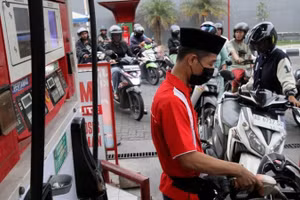 Người dân mua xăng tại một trạm xăng ở Surakarta, Trung Java, Indonesia. (Ảnh: THX/TTXVN)