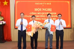 Ban Thường vụ Thành ủy Huế tổ chức hội nghị công bố và trao các quyết định về công tác cán bộ tại phường Phú Xuân và phường Thuận Hóa.