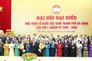 Ủy viên Trung ương Đảng: Nguyễn Thị Thu Hà, Phó Chủ tịch - Tổng Thư ký Ủy ban Trung ương Mặt trận Tổ quốc Việt Nam; Lê Ngọc Quang, Bí thư Thành ủy Đà Nẵng chụp ảnh cùng các Ủy viên Ủy ban Mặt trận Tổ quốc Việt Nam thành phố Đà Nẵng khoá I ra mắt Đại hội. 