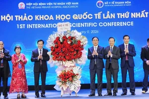 Bộ Y tế tặng hoa chúc mừng Hiệp hội Bệnh viện tư nhân Việt Nam.