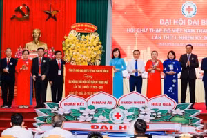 Phó Bí thư Thành ủy, Chủ tịch Ủy ban Mặt trận Tổ quốc Việt Nam thành phố Đồng Nai Huỳnh Thị Hằng trao bức trướng của Thành ủy, Hội đồng nhân dân, Ủy ban nhân dân, Ủy ban Mặt trận Tổ quốc Việt Nam thành phố tặng Đại hội.