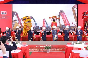 Các đại biểu thực hiện nghi thức động thổ, khởi công dự án.