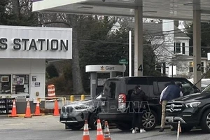 Người dân mua xăng tại một trạm bán lẻ xăng dầu trên Đại lộ Connecticut ở thủ đô Washington của Mỹ. (Ảnh: Ngọc Quang/PV TTXVN tại Mỹ)
