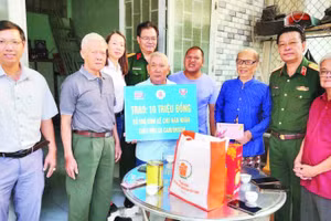 Hội Nạn nhân chất độc da cam/dioxin Việt Nam trao hỗ trợ sinh kế, tặng nạn nhân chất độc da cam/dioxin. (Ảnh BTC)