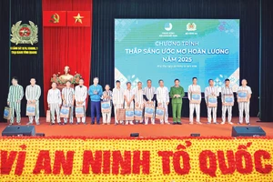 Ban tổ chức chương trình “Thắp sáng ước mơ hoàn lương” năm 2025 trao quà tặng các phạm nhân cải tạo tốt.