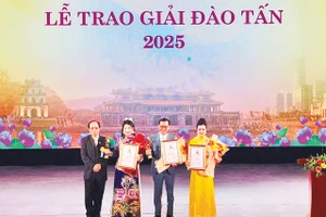 Giải thưởng Đào Tấn vinh danh các cá nhân ở hạng mục “Nhà quản lý nghệ thuật xuất sắc”.