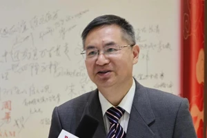 Giáo sư, Tiến sĩ Thành Hán Bình, Viện trưởng điều hành Viện Nghiên cứu khu vực và quốc gia, Giám đốc Trung tâm Nghiên cứu Việt Nam tại Đại học Công nghiệp Chiết Giang, Trung Quốc.