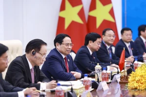 Thủ tướng Phạm Minh Chính phát biểu tại cuộc gặp Thủ tướng Campuchia Hun Manet. (Ảnh: DƯƠNG GIANG-TTXVN)