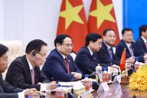 Thủ tướng Phạm Minh Chính phát biểu tại cuộc gặp Thủ tướng Campuchia Hun Manet. (Ảnh: DƯƠNG GIANG-TTXVN)