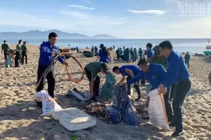 Đoàn viên, thanh niên dọn rác tại bãi biển Tân Trà (phường Ngũ Hành Sơn).