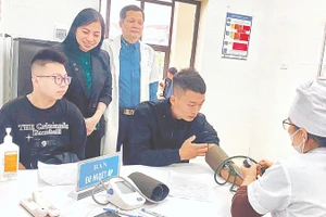 Lãnh đạo xã Triệu Việt Vương (Hưng Yên) động viên thanh niên đến khám tuyển nghĩa vụ quân sự.