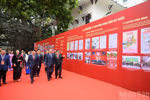 Tổng Bí thư Tô Lâm và các đồng chí lãnh đạo Đảng, Nhà nước tham quan trưng bày Báo Nhân Dân 75 năm đồng hành cùng đất nước. (Ảnh: DUY LINH)