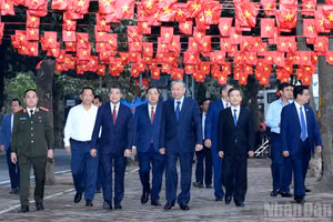 Tổng Bí thư Tô Lâm và các đồng chí lãnh đạo đến khu vực bỏ phiếu số 2, phường Ba Đình, thành phố Hà Nội.