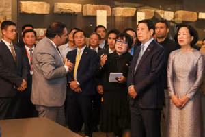 Chủ tịch nước Lương Cường và Phu nhân nghe giới thiệu về Đại bảo tàng Ai Cập. (Ảnh: XUÂN KỲ)