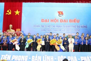 Lãnh đạo Thành phố Đà Nẵng và Trung ương Đoàn tặng hoa chúc mừng Ban chấp hành khóa mới.