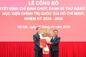 Đồng chí Trần Cẩm Tú, Ủy viên Bộ Chính trị, Thường trực Ban Bí thư, Bí thư Đảng ủy các Cơ quan Đảng Trung ương trao Quyết định chỉ định đồng chí Đoàn Minh Huấn giữ chức Bí thư Đảng ủy Học viện Chính trị quốc gia Hồ Chí Minh nhiệm kỳ 2025-2030. (Ảnh: THẾ ĐẠI)