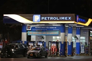 Các cửa hàng bán lẻ xăng dầu của Petrolimex luôn cung ứng đủ cho nhu cầu của người dân. (Ảnh: TRẦN VIỆT/TTXVN)