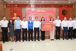 Đoàn công tác của Thành phố Hồ Chí Minh đã trao hơn 26,8 tỷ đồng hỗ trợ các địa phương thuộc tỉnh Khánh Hòa khắc phục thiệt hại do bão lũ. Ảnh: VĂN MINH 