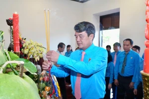 Cán bộ Công đoàn, công nhân viên chức, người lao động Thành phố Hồ Chí Minh dâng hương tưởng nhớ Chủ tịch Hồ Chí Minh. 