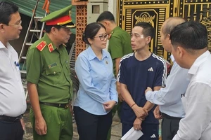 Lãnh đạo Thành phố thăm hỏi, động viên gia đình các nạn nhân.