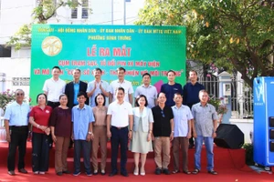 Lễ ra mắt cụm trạm sạc-tủ đổi pin xe máy điện và mô hình “Công sở xanh-thân thiện với môi trường” tại Trụ sở Ủy ban nhân dân phường.