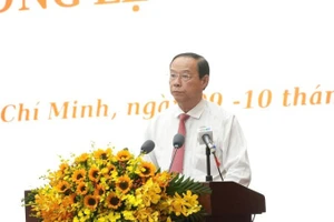 Đồng chí Nguyễn Lộc Hà, Phó Chủ tịch Ủy ban nhân dân thành phố báo cáo về tình hình kinh tế-xã hội tại kỳ họp.