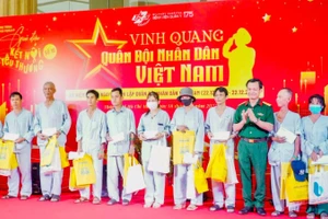 Tại chương trình, Bệnh viện Quân y 175 đã trao tặng những phần quà cho các bệnh nhân có hoàn cảnh khó khăn.