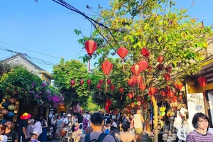 Du khách tham quan phố cổ Hội An. (Ảnh: HUY LÊ)