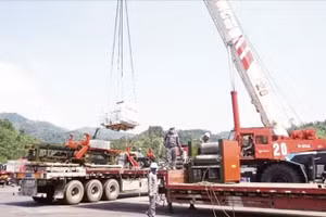 Công nhân Công ty cổ phần Hữu Nghị Xuân Cương vận hành hệ thống cẩu chuyên dụng phục vụ sang tải hàng hóa tại khu vực Cửa khẩu Hữu Nghị (Lạng Sơn). (Ảnh: HOÀI THU)