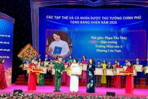 Nhà giáo Phạm Thu Thủy nhận bằng khen của Thủ tướng Chính phủ nhân Ngày nhà giáo Việt Nam 20/11/2025.