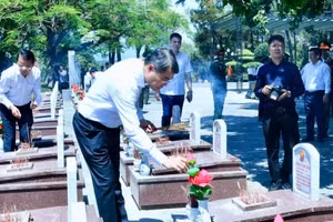 Thủ tướng Chính phủ Lê Minh Hưng dâng hương tại các phần mộ liệt sĩ tại Nghĩa trang Liệt sĩ quốc gia Trường Sơn. (Ảnh: THANH GIANG)