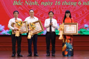 Ban tổ chức trao Bằng khen của Thủ tướng Chính phủ cho các cá nhân có thành tích xuất sắc tại buổi gặp mặt.