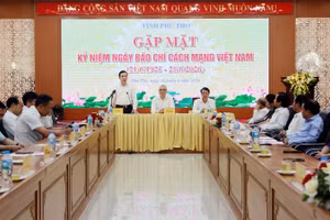 Các đồng chí Thường trực Tỉnh ủy, Ủy ban nhân dân tỉnh Phú Thọ gặp mặt báo chí.