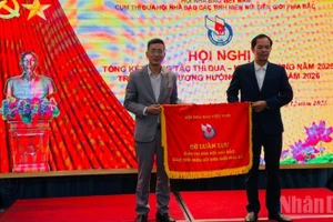 Hội Nhà báo tỉnh Lào Cai và Cao Bằng trao cờ thi đua tại hội nghị. (Ảnh: THANH SƠN)