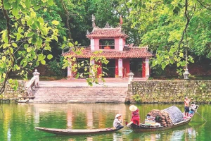 Giới thiệu cuộc sống sông nước, cảnh quan đôi bờ giúp du khách có trải nghiệm đầy đủ, thú vị hơn trong những ngày ở Huế.