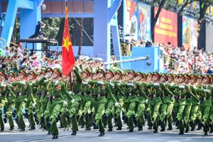 Khối nam sĩ quan Cảnh sát nhân dân tại Tổng duyệt lễ diễu binh, diễu hành Lễ kỷ niệm 50 năm Ngày Giải phóng miền nam, thống nhất đất nước. (Ảnh: THÀNH ĐẠT)