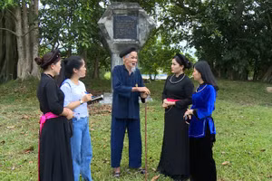 Ông Hoàng Ngọc kể lại câu chuyện gặp Bác Hồ và những sự kiện lịch sử diễn ra tại Tân Trào cho thế hệ trẻ. (Ảnh: ĐỨC THẮNG)