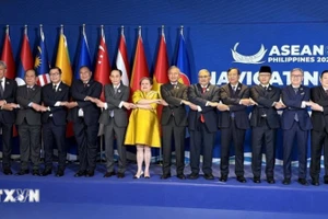 Bộ trưởng Ngoại giao Lê Hoài Trung chụp ảnh chung với Bộ trưởng Ngoại giao các nước ASEAN trước Hội nghị AMM Retreat tại Cebu, Philippines. (Ảnh: Việt Dũng/TTXVN)