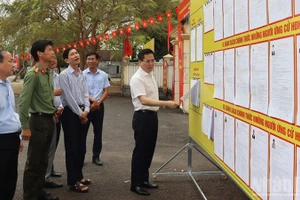 Đồng chí Nguyễn Hoàng Giang, Ủy viên Trung ương Đảng, Phó Bí thư Tỉnh ủy, Chủ tịch Ủy ban nhân dân tỉnh, Phó Chủ tịch Ủy ban Bầu cử tỉnh Quảng Ngãi kiểm tra công tác chuẩn bị bầu cử tại một điểm bầu cử ở xã An Phú thuộc đơn vị bầu cử số 1.