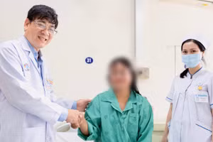 Phó Giáo sư, Tiến sĩ, bác sĩ Huỳnh Quang Khánh chúc mừng bệnh nhân điều trị thành công ung thư vú. 