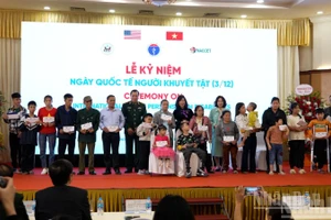 Bộ trưởng Đào Hồng Lan tặng quà cho người khuyết tật tại lễ kỷ niệm.