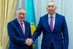 Phó Thủ tướng Thường trực Chính phủ Nguyễn Hòa Bình và Phó Thủ tướng, Bộ trưởng Bộ Kinh tế Quốc dân Kazakhstan ông Serik Zhumangarin. (Ảnh: TÂM HẰNG/TTXVN)