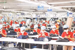 Sản xuất hàng dệt may xuất khẩu tại Tổng công ty May 10.