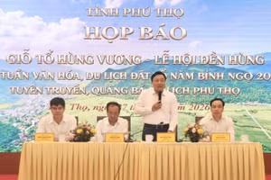 Phó Chủ tịch Ủy ban nhân dân tỉnh Phú Thọ Nguyễn Huy Ngọc giải đáp các câu hỏi của báo chí.