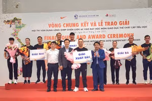 Ban tổ chức trao giải cho các thầy, cô giáo.