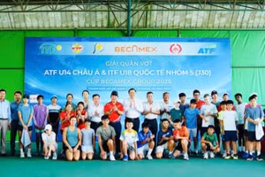 Đại diện Ban tổ chức cùng các đại biểu và vận động viên chụp hình lưu niệm tại lễ khai mạc. 