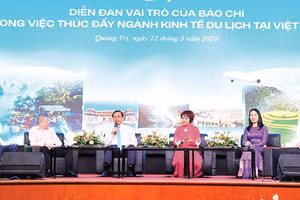 Lãnh đạo các cơ quan báo chí trao đổi nghiệp vụ tại Diễn đàn “Vai trò của báo chí trong việc thúc đẩy ngành kinh tế du lịch Việt Nam”.