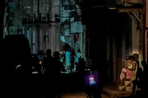 Cảnh mất điện tại La Habana, Cuba, ngày 30/9/2022. (Ảnh: AFP/TTXVN)