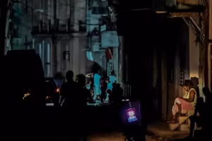 Cảnh mất điện tại La Habana, Cuba, ngày 30/9/2022. (Ảnh: AFP/TTXVN)