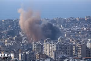 Khói bốc lên từ địa điểm ở ngoại ô Beirut, Liban sau cuộc không kích của Israel. (Ảnh: THX/TTXVN)